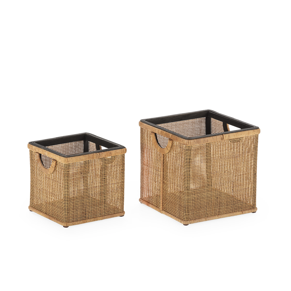 Conjunto de 2 cestos 31x31x31, 25x25x25 em madeira preta e rattan natural.
