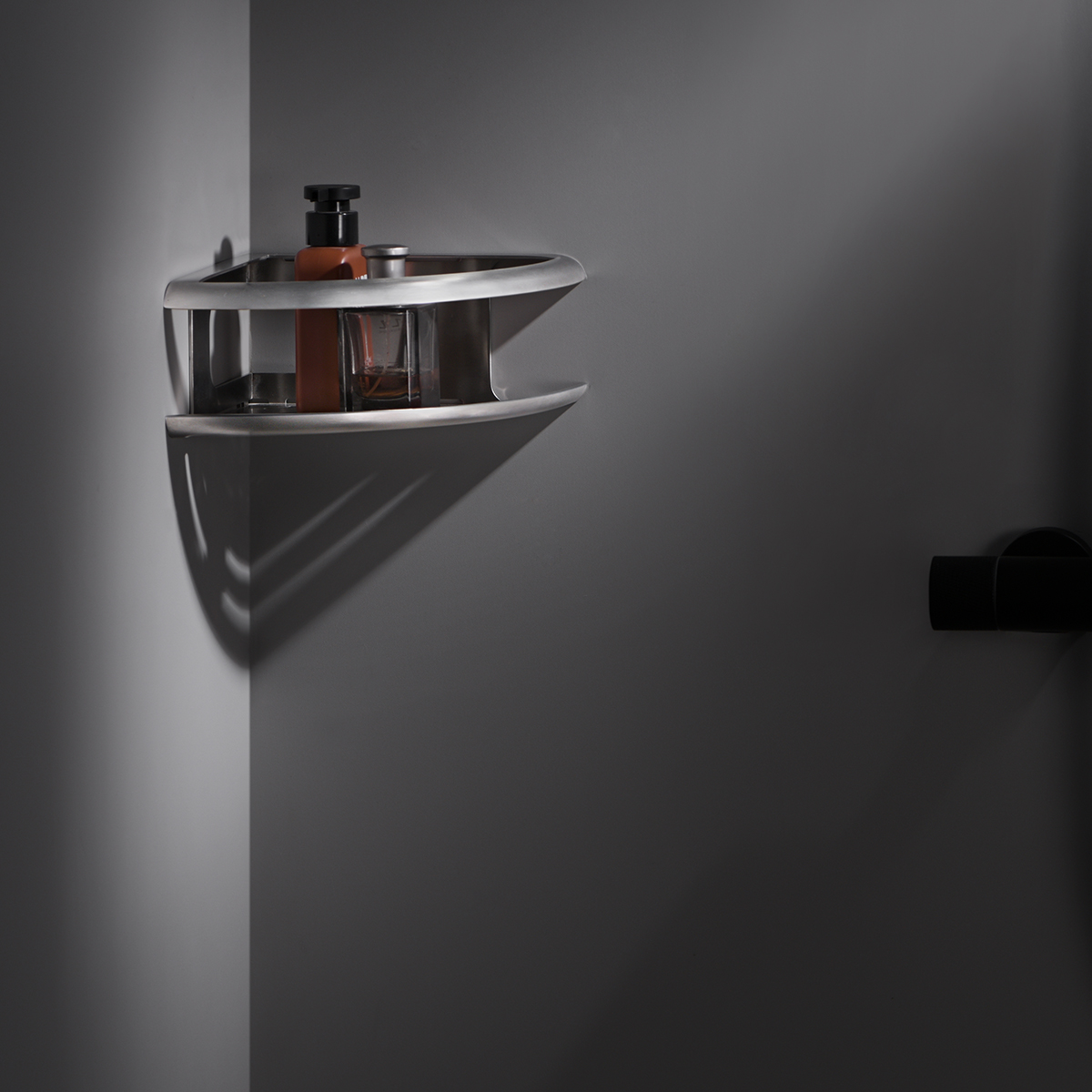 Portasapone angular cinza em aço inox 304 e latão com acabamento cromado