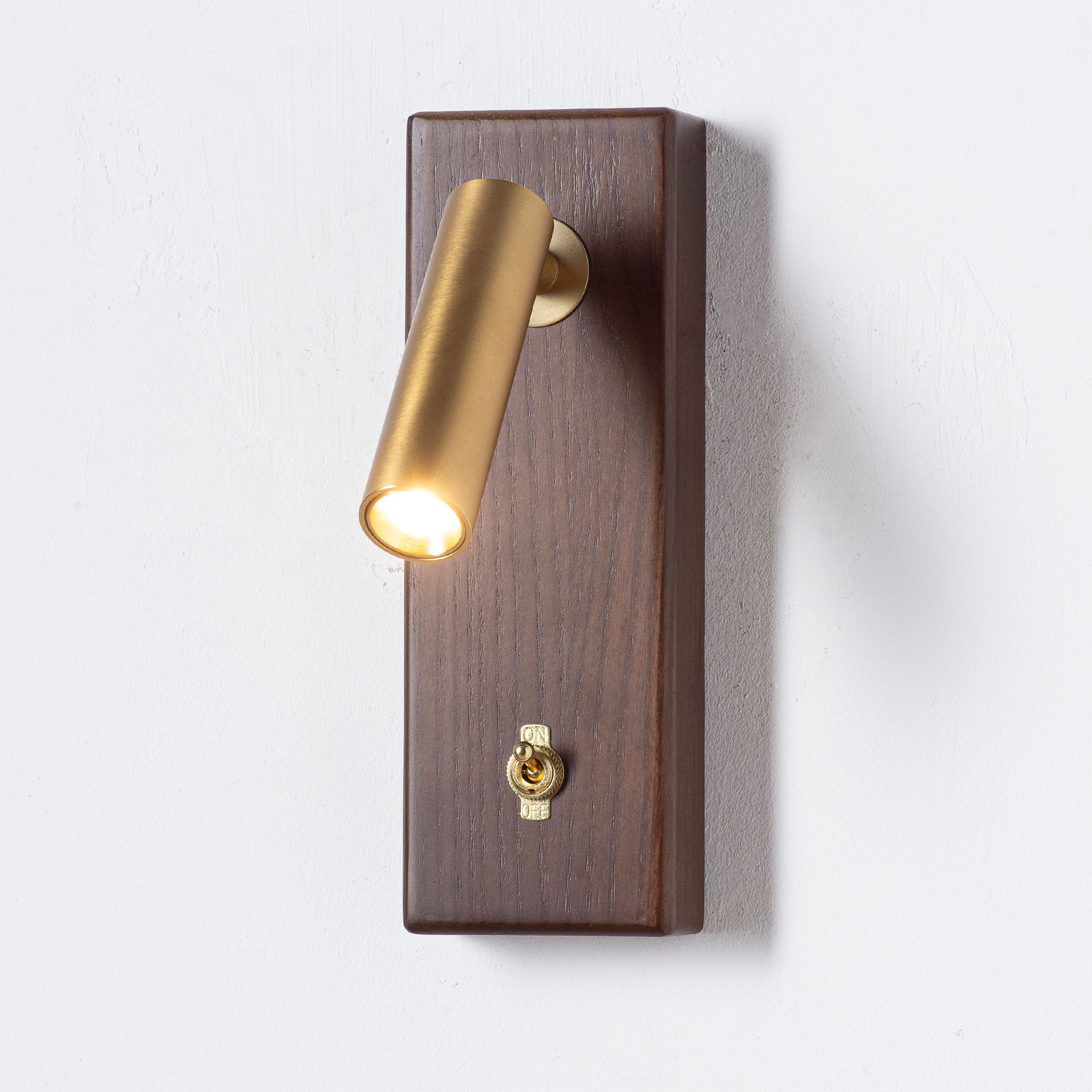 Aplique de parede LED 3W 2800K dourado base retangular madeira