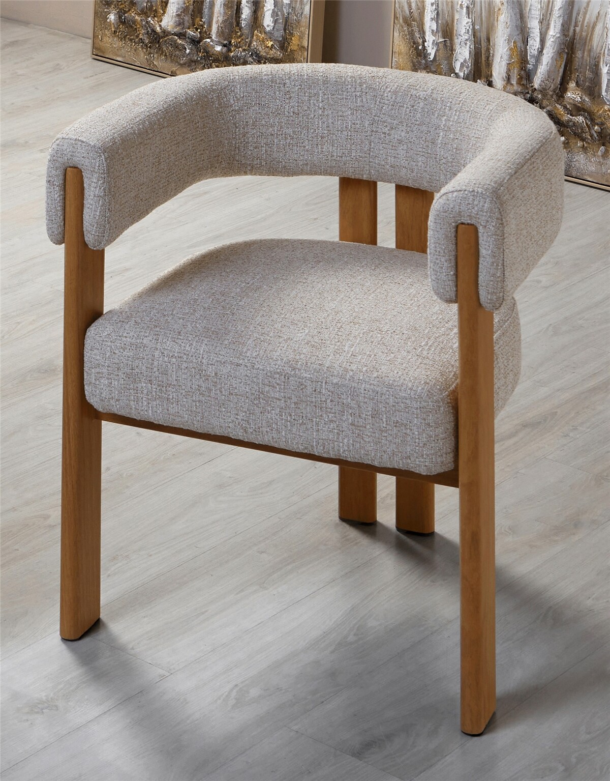 Poltrona akona, modelo clássico, em tecido bege, dimensões 67x60x70 cm.