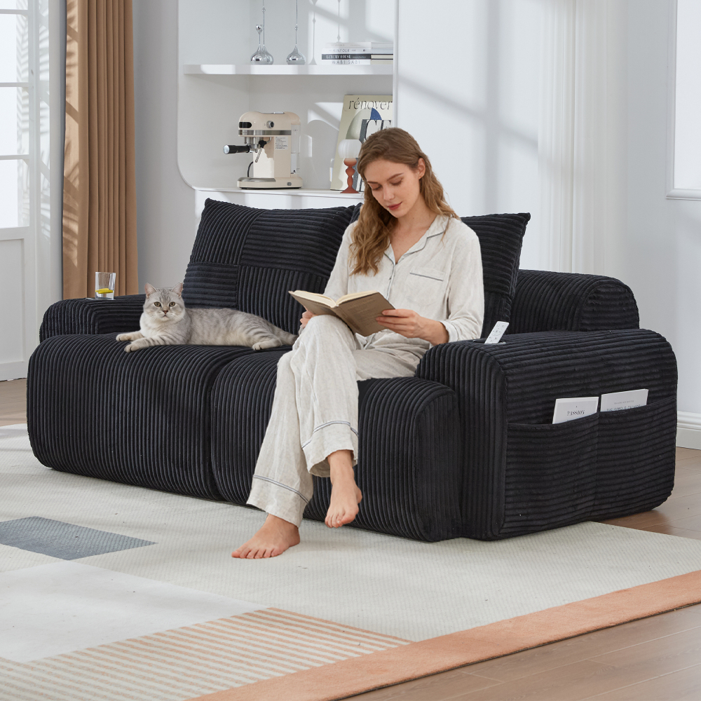 Sofá modular 2 lugares em cotelê preto com porta copos e bolsa lateral