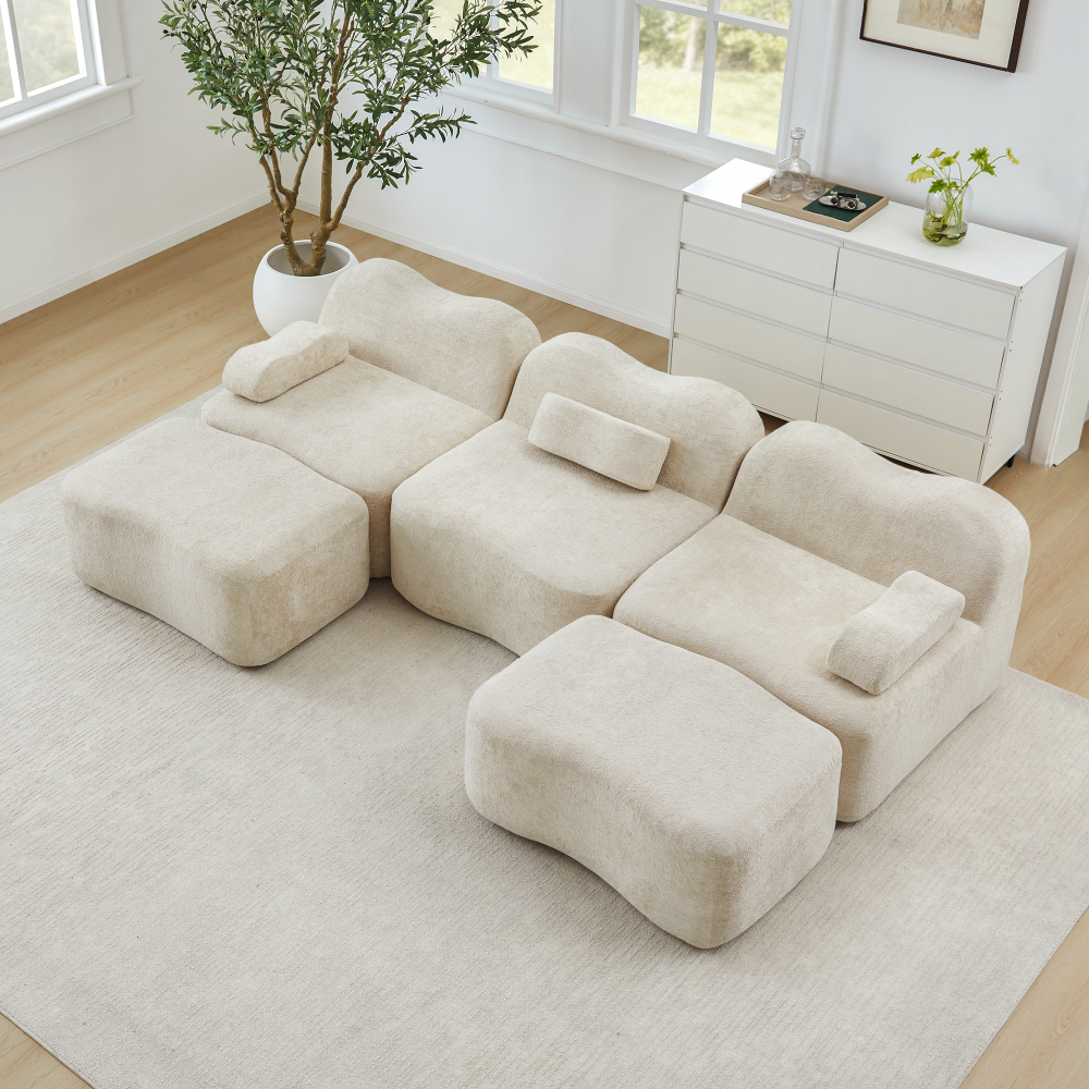 Sofá modular em u em veludo bege com 2 otomanas e assento profundo