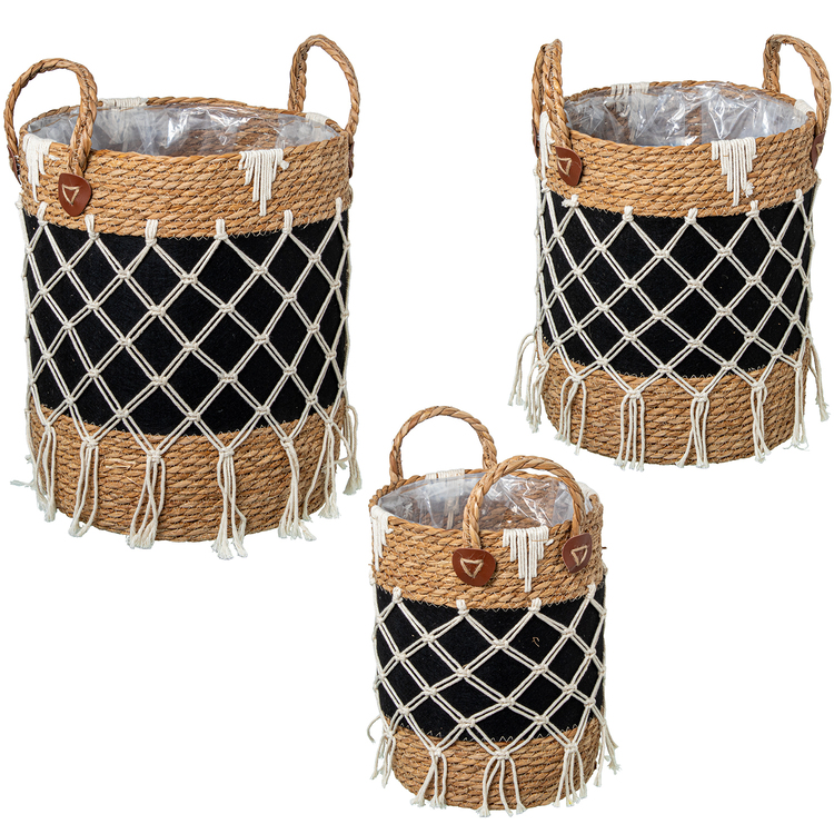 Conjunto de 3 cestos de vime natural com tecido preto e franjas.