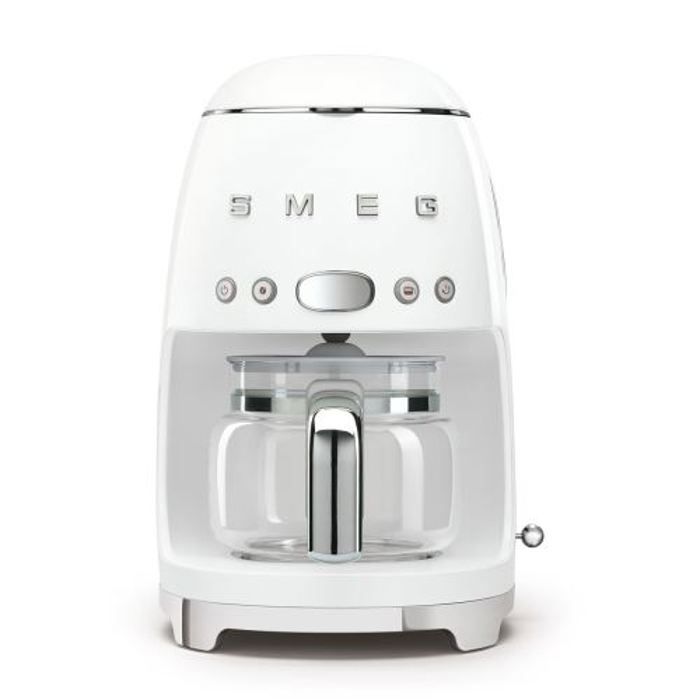 Cafeteira com filtro smeg dcf02wheu - 10 xícaras - 1050w - branca dos anos