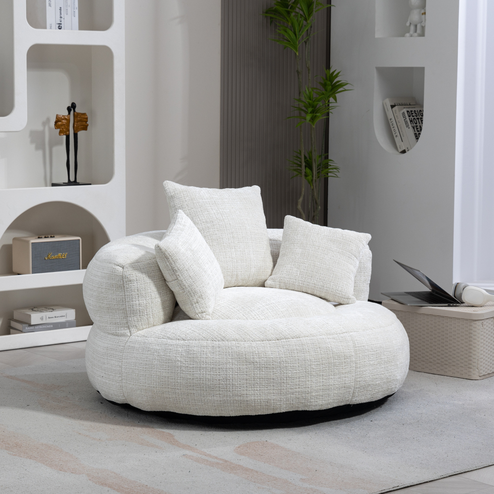 Poltrona lounge individual em chenille bege com braços e encosto alto