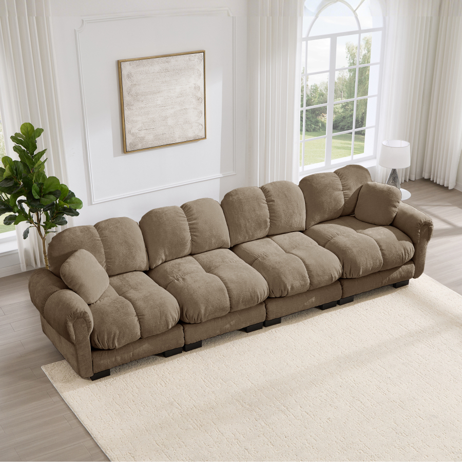 Sofá modular em chenille castanho com almofadas e design acolchoado