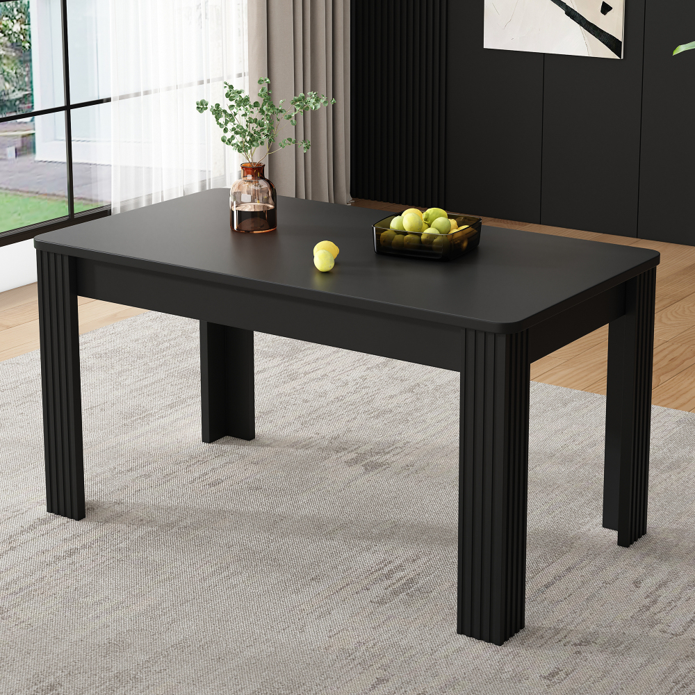 Mesa de jantar preta em painel de partículas