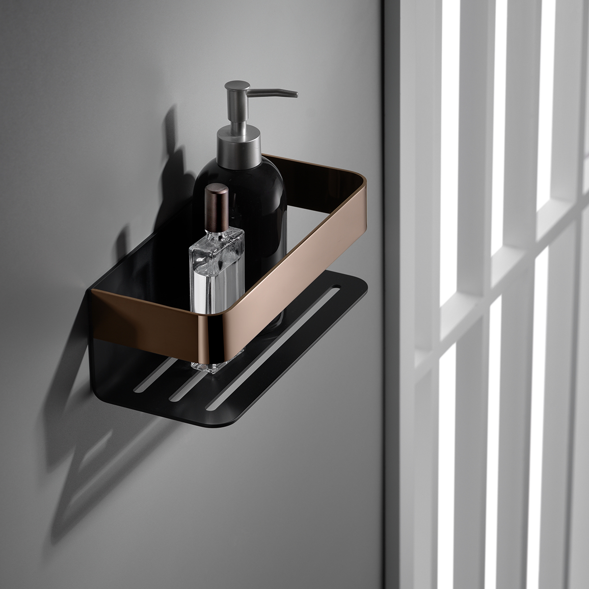 Portasapone em aço inox e latão preto e ouro rosa acabamento combinado