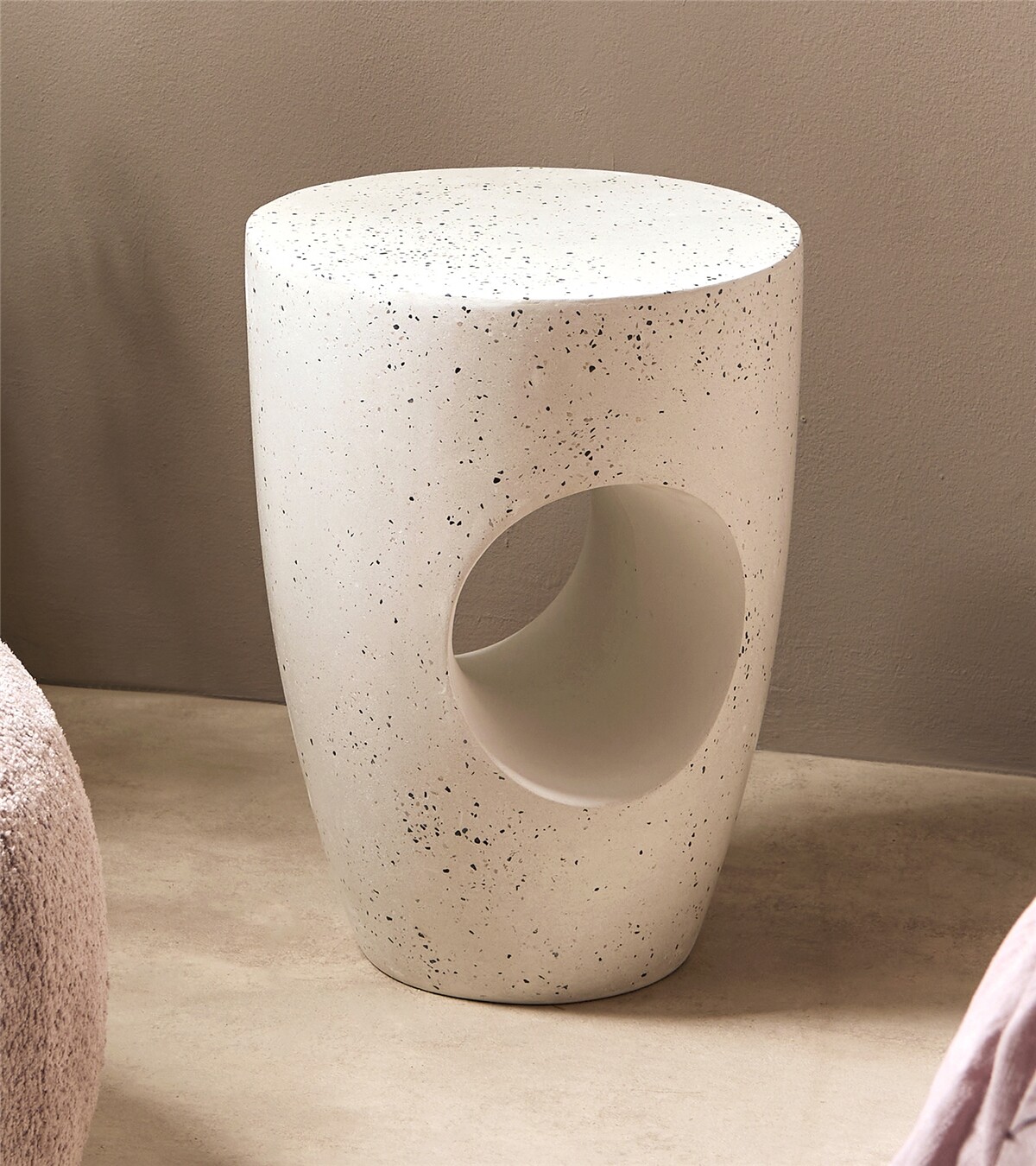 Mesa lateral com furo, imitação de terrazzo 37x37x47cm