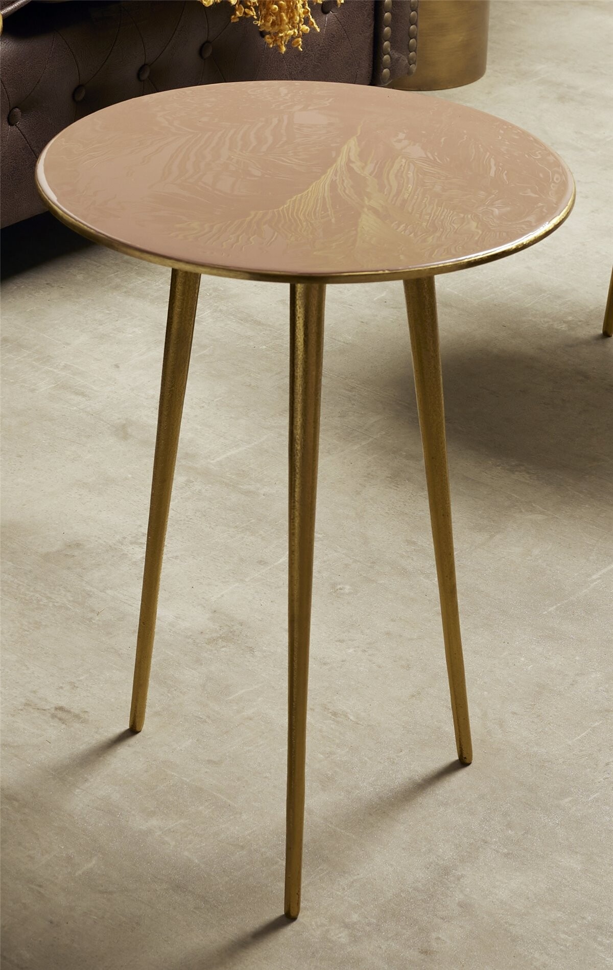 Mesa lateral rosa com 3 detalhes dourados, 40x40x50cm