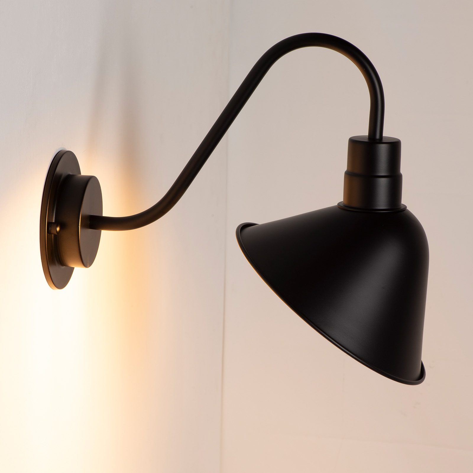 Candeeiro de parede industrial vintage em metal preto com braço curvo E27