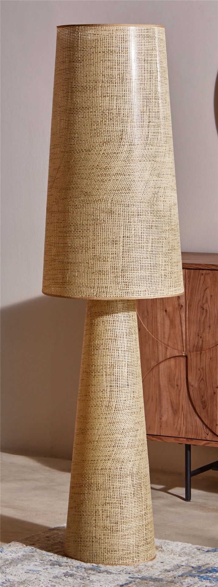 Luminária de chão estilo nash. Feita em rattan, mede 40x150cm