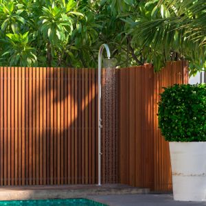 Chuveiro curvo para piscina em aço inoxidável 316l acabamento acetinad
