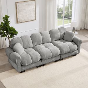 Sofá 3 lugares em chenille cinza claro com almofadas decorativas