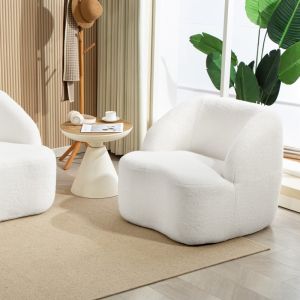 Poltrona em poliéster creme branco com design curvo e assento confortável