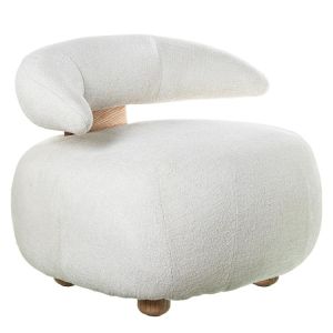 Poltrona em tecido bege com pés em madeira de carvalho natural.