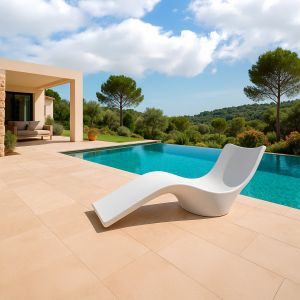 Lounge branco em plástico para jardim piscina e praia ideal externa