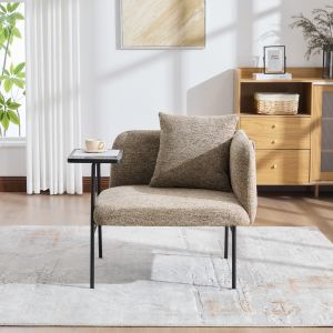 Poltrona em chenille caqui com mesa lateral e bolsos de arrumação
