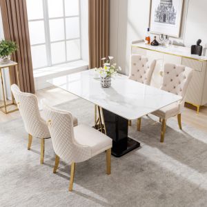 Cadeira de jantar em veludo bege com encosto decorativo e pernas douradas