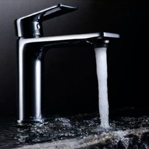 Torneira monocomando para lavabo cromada em latão e zama com cartucho cerâm