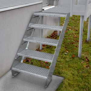 Escada galvanizada ajustável com 4 degraus de 600mm de largura