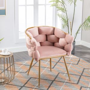 Poltrona em veludo rosa com braços e estrutura metálica dourada