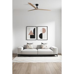 Ventilador de teto preto com lâminas em madeira clara e estrutura de metal