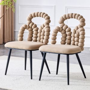 Silla de comedor terciopelo camel con respaldo abierto