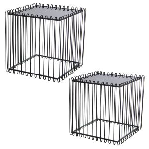 Conjunto de 2 mesas laterais de metal preto com tampo de vidro preto.