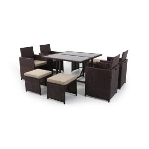 Conjunto de mesa, 4 cadeiras e 4 pufes em rattan pe. Mobiliário para