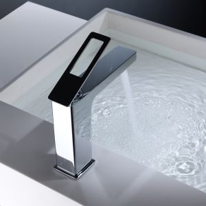 Torneira monocomando para lavabo em latão cromado com design minimalista