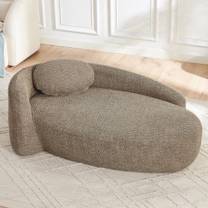 Sofá minimalista em tecido teddy castanho com design arredondado e almofada