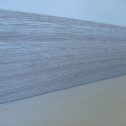 Rodapé madeira cinzenta clara 225x7x0,9cm 