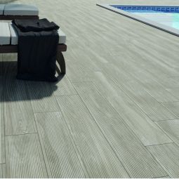 Pavimento porcelânico grande formato madeira cinza-escuro 23x120cm C3 Adobery