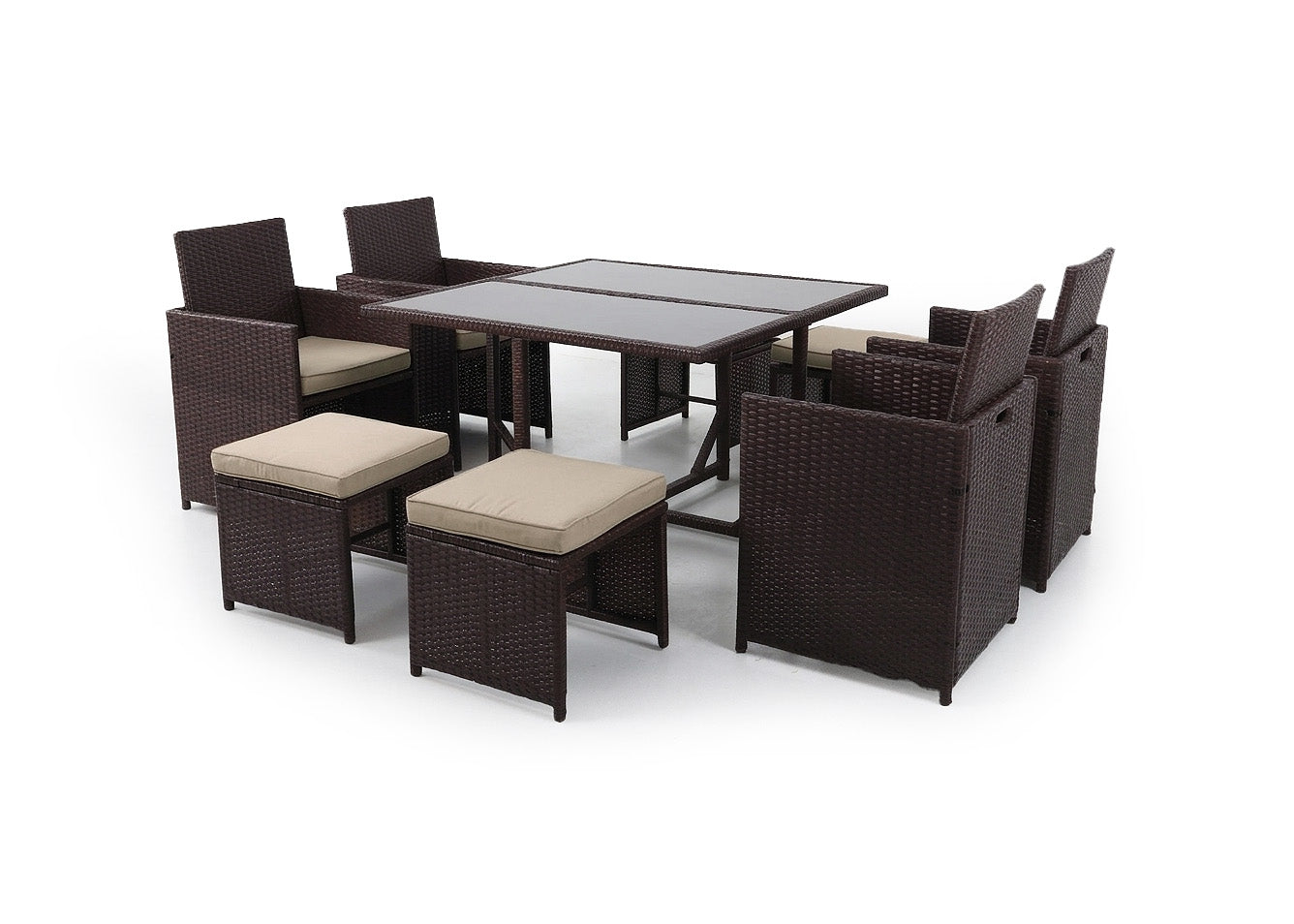 Conjunto de mesa, 4 cadeiras e 4 pufes em rattan pe. Mobiliário para