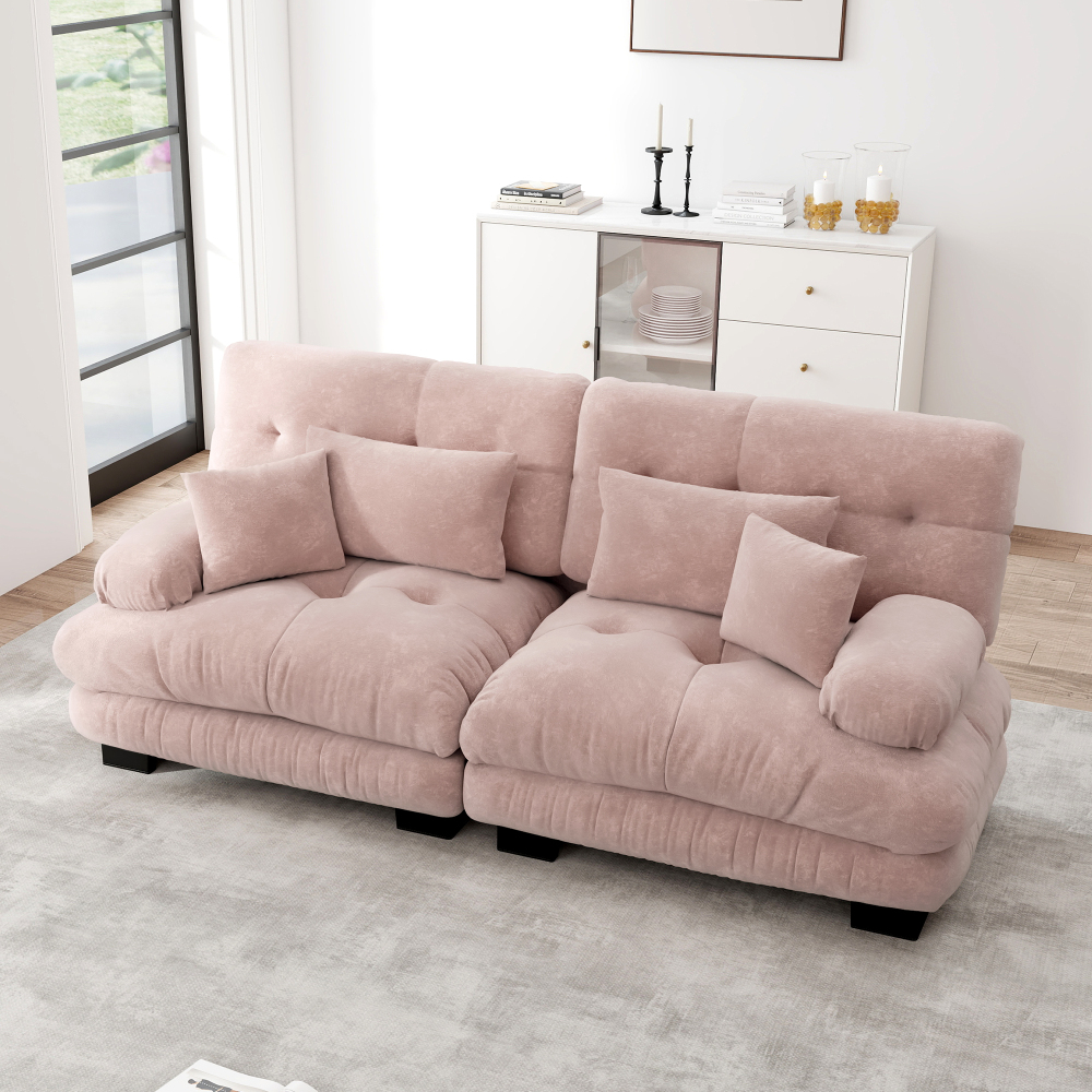 Sofá modular em chenille rosa com almofadas e assento profundo