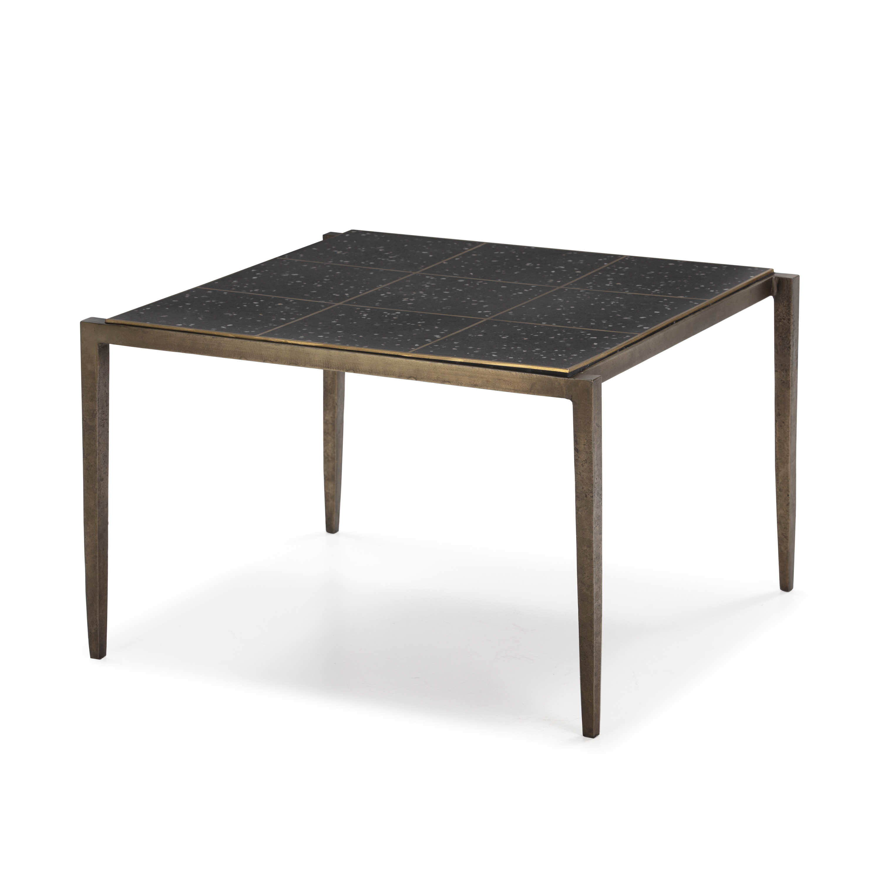 Mesa de centro 65x59x41 em ferro dourado antigo, terrazzo epóxi preto com d